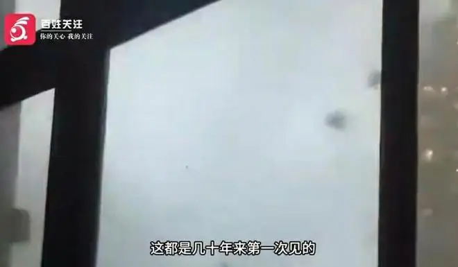 龙卷风横扫后的金牛镇,一片狼藉